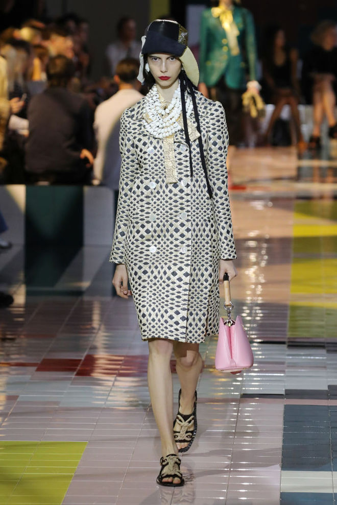 Prada SS20: ожерелья в форме ракушек, папоротник на вышивке и пальто в стиле ретро