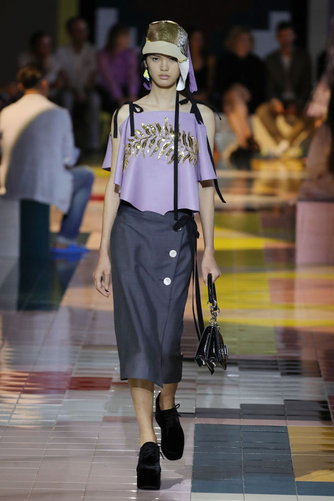 Prada SS20: ожерелья в форме ракушек, папоротник на вышивке и пальто в стиле ретро