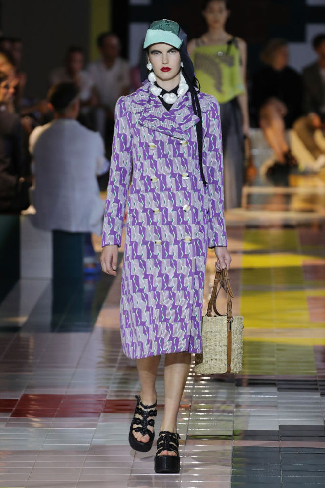 Prada SS20: ожерелья в форме ракушек, папоротник на вышивке и пальто в стиле ретро