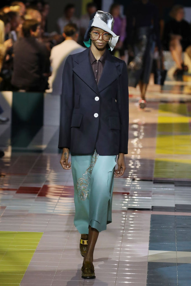 Prada SS20: ожерелья в форме ракушек, папоротник на вышивке и пальто в стиле ретро