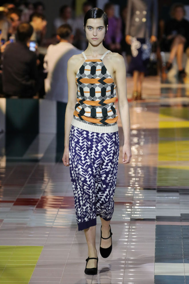 Prada SS20: ожерелья в форме ракушек, папоротник на вышивке и пальто в стиле ретро