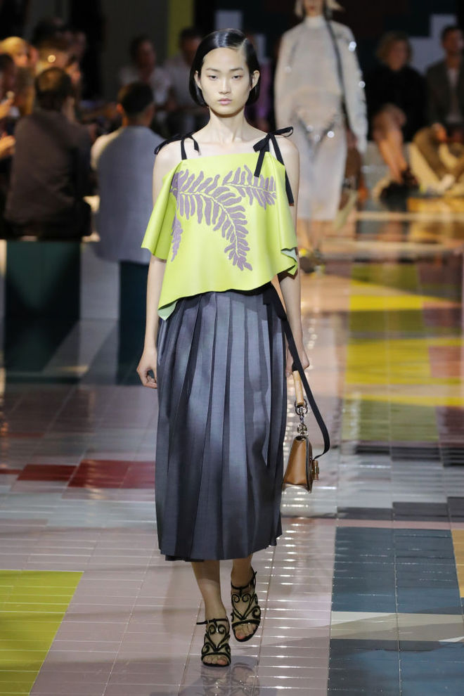 Prada SS20: ожерелья в форме ракушек, папоротник на вышивке и пальто в стиле ретро