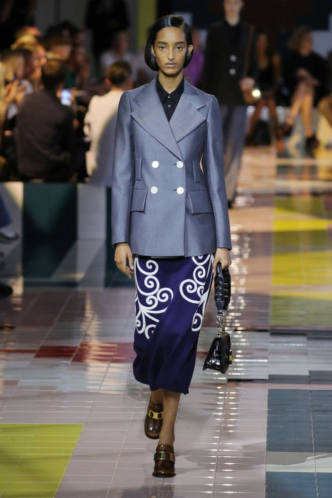 Prada SS20: ожерелья в форме ракушек, папоротник на вышивке и пальто в стиле ретро
