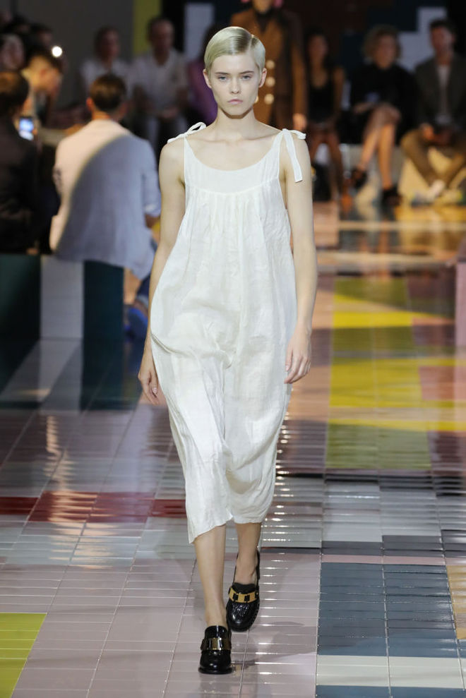 Prada SS20: ожерелья в форме ракушек, папоротник на вышивке и пальто в стиле ретро