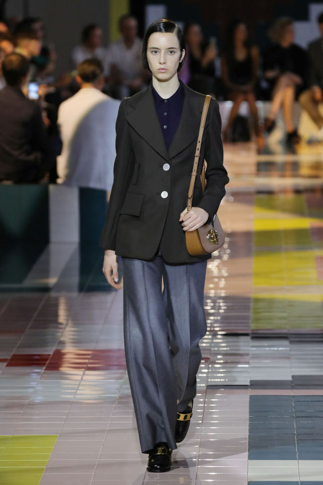 Prada SS20: ожерелья в форме ракушек, папоротник на вышивке и пальто в стиле ретро