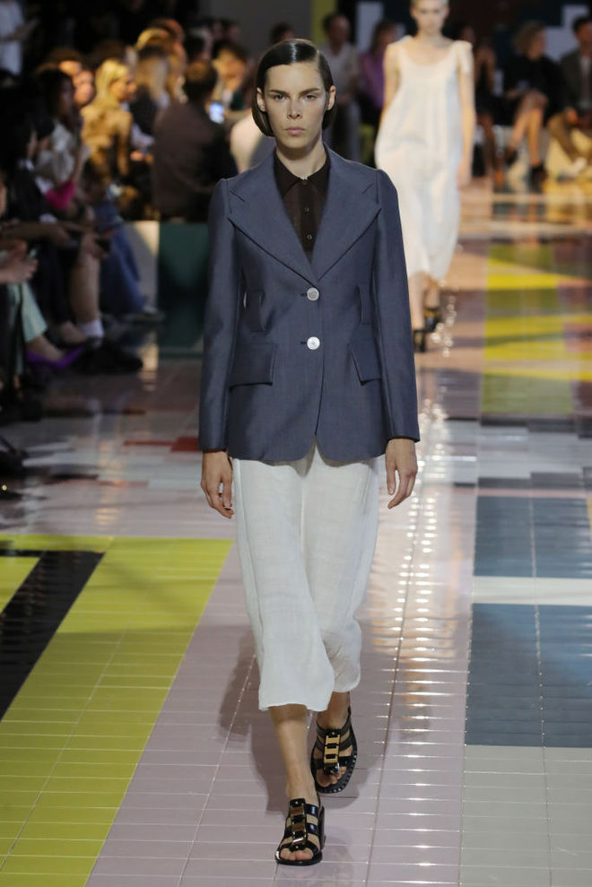 Prada SS20: ожерелья в форме ракушек, папоротник на вышивке и пальто в стиле ретро