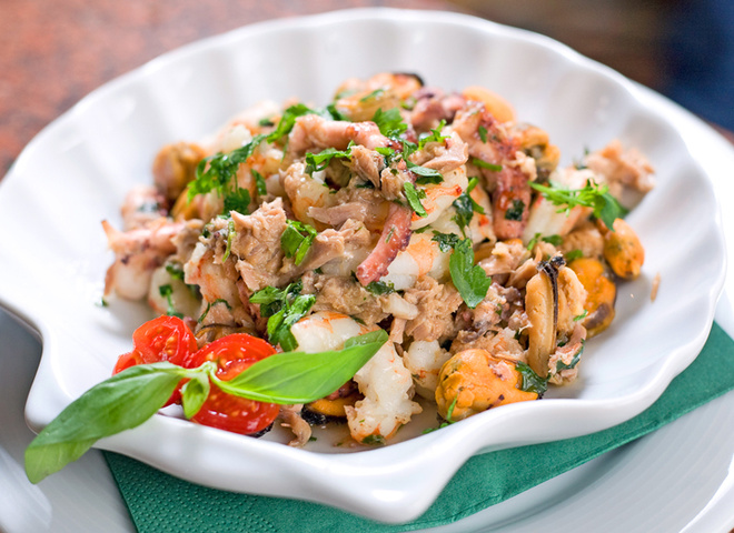 Салат из морепродуктов: порадуй себя вкусненьким!