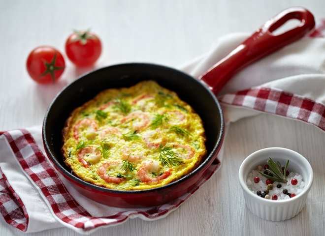 Сделай омлет с молодыми кабачками и креветками