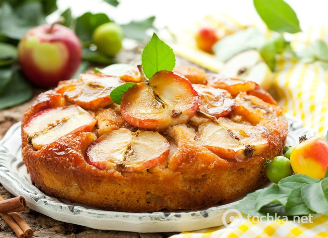 Шарлотка с яблоками: простой рецепт