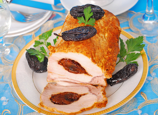 Свинина с черносливом, запеченная в духовке