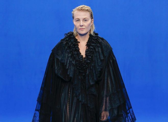 В черном платье и без макияжа: 51-летняя Рената Литвинова вышла на подиум показа Balenciaga