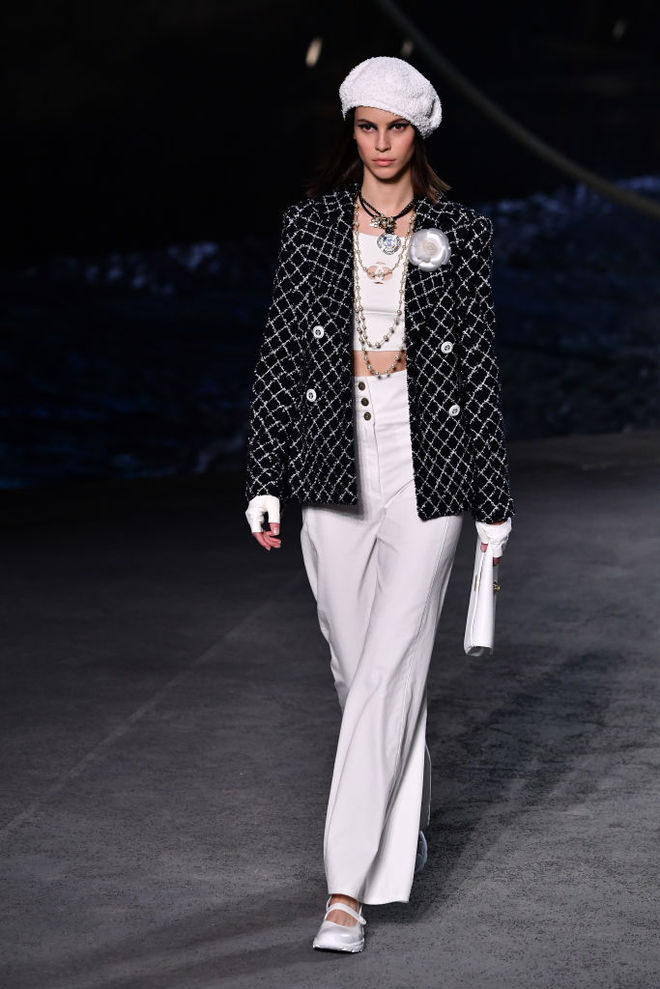 В морском стиле: круизная коллекция Chanel 2018/2019