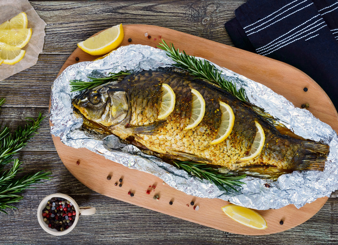 Запеченный в фольге карп: вкусный рецепт